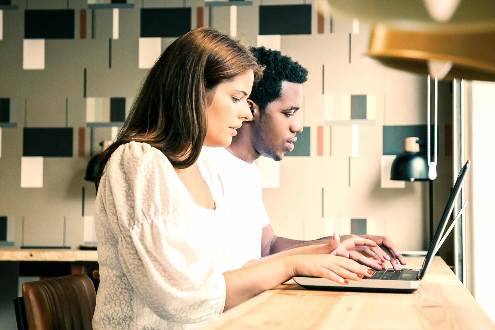 Estudiantes internacionales aprendiendo gestión financiera